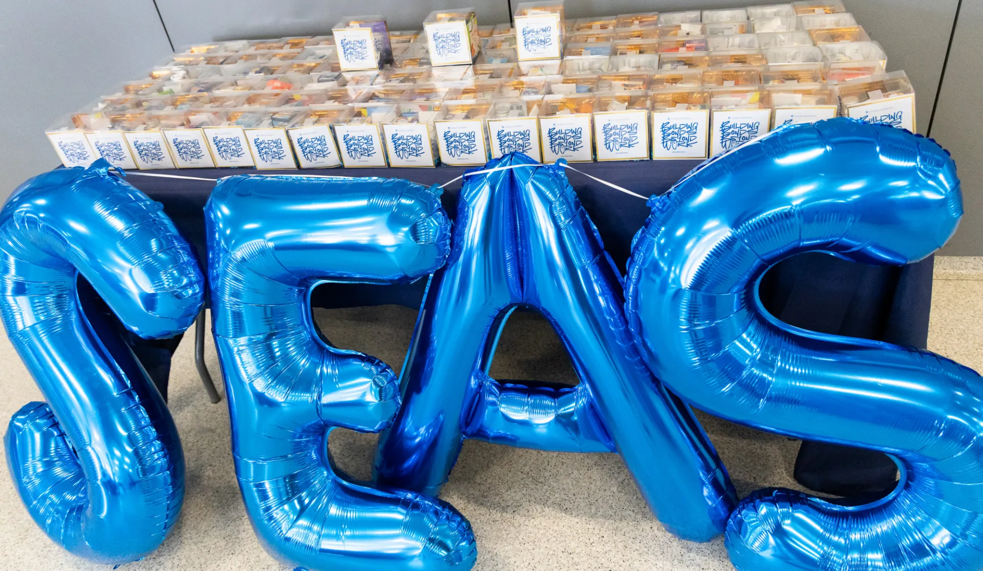 Gift boxes with SEAS balloons 